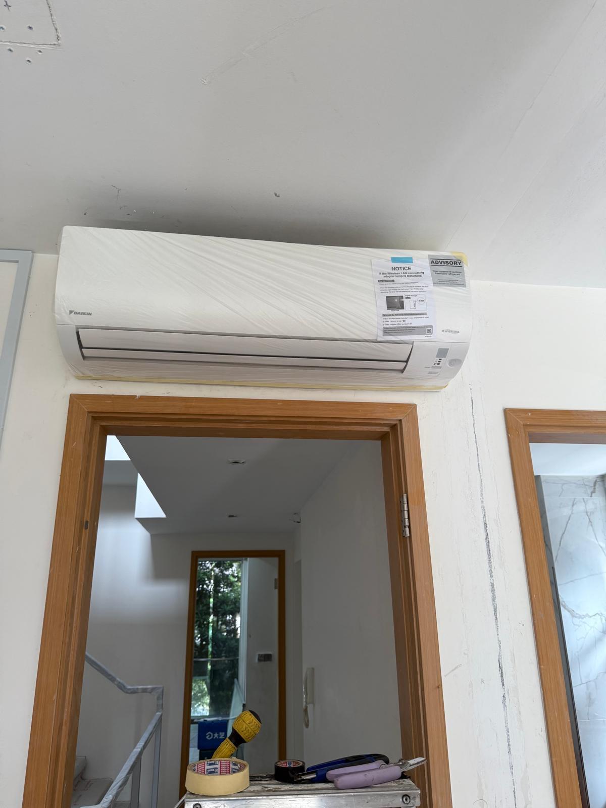 Properly insulated copper pipes with UV-resistant tape routed to balcony condenser